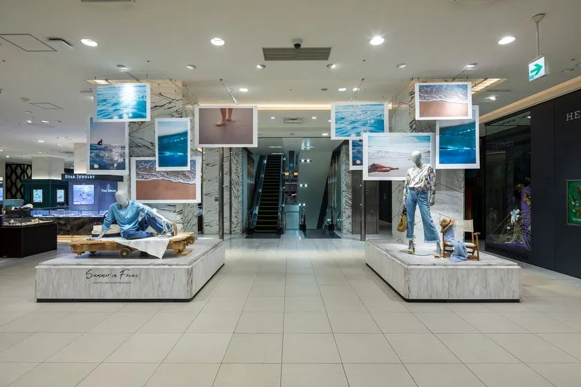 百貨店館内通路の海の写真パネルと館内装飾