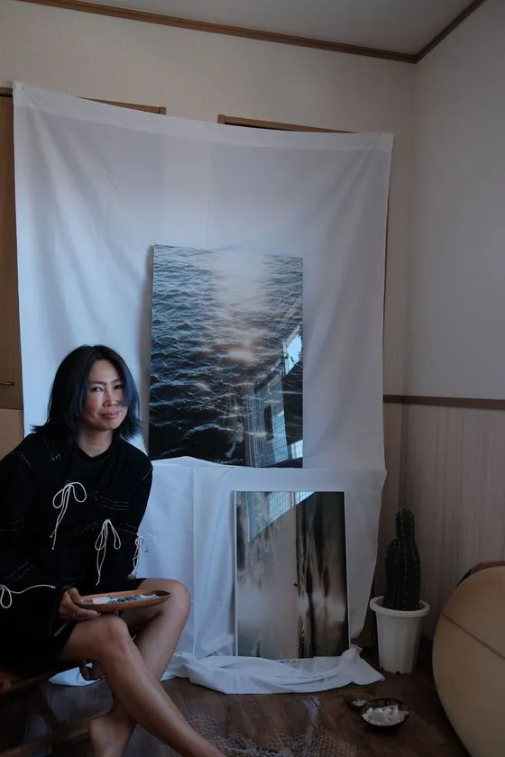 白い布背景と海の写真作品・作家ポートレート
