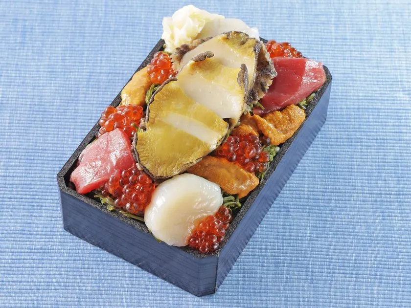 鮑をのせた豪華海鮮弁当