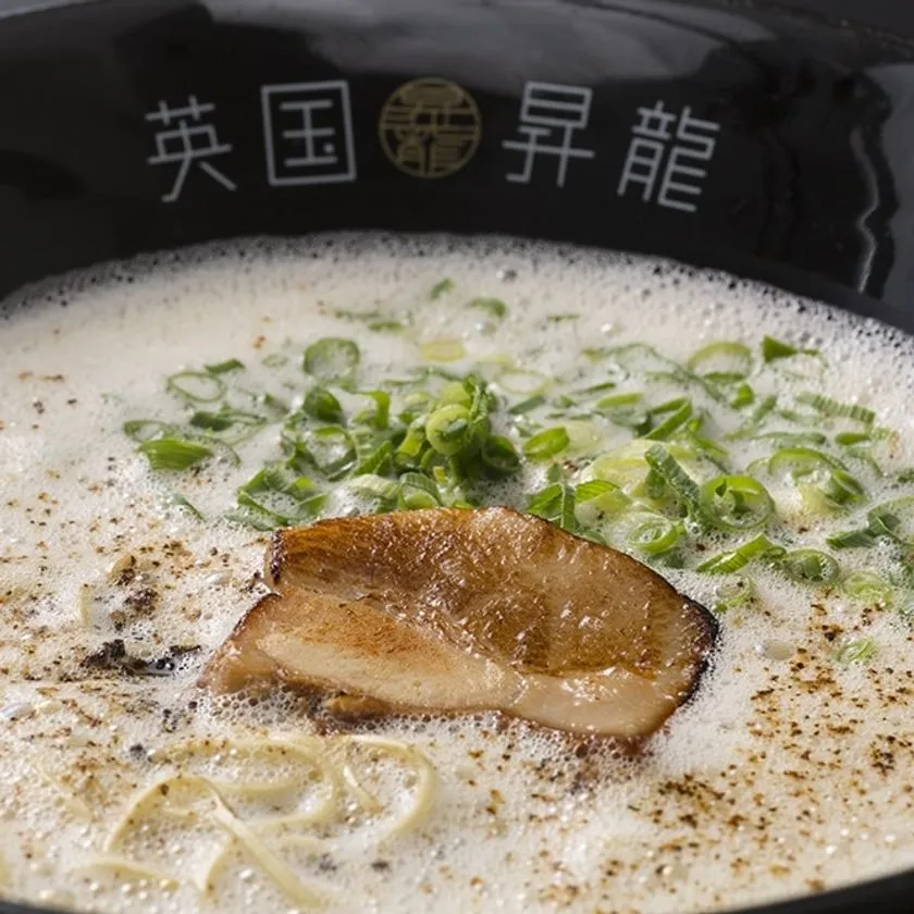 泡立つ豚骨スープのラーメン