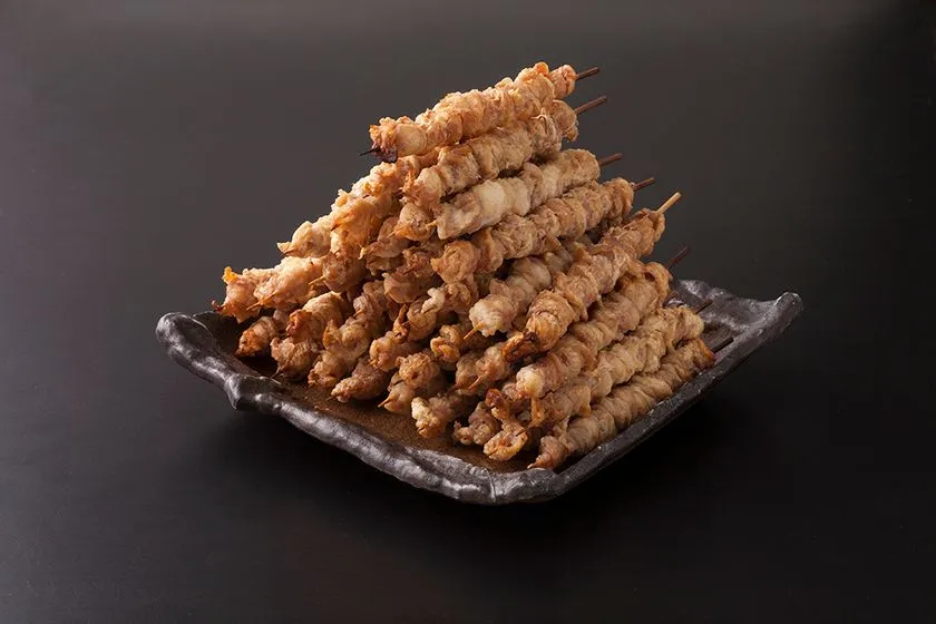 山盛りの鶏皮巻き串