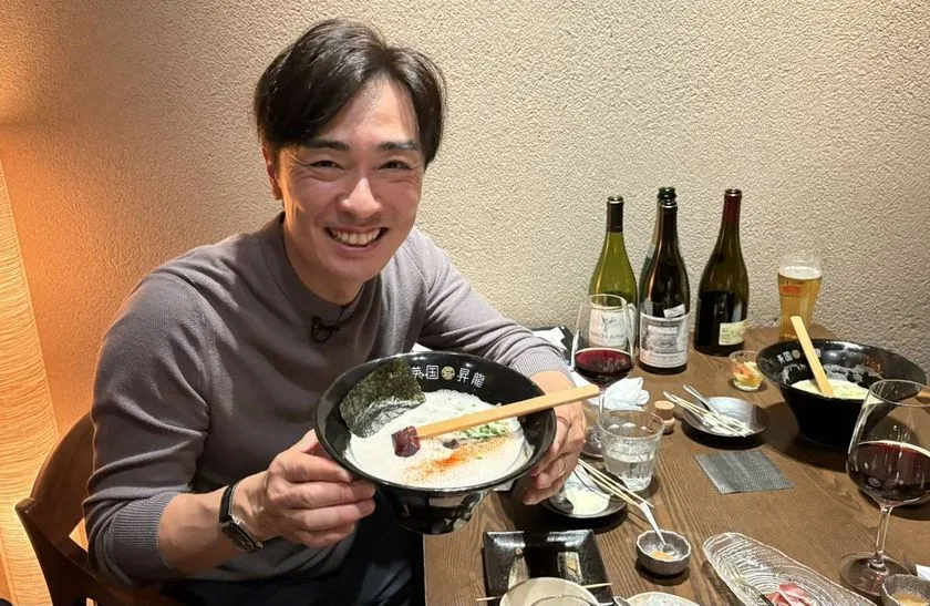 英国昇龍の泡状スープラーメンと食事風景