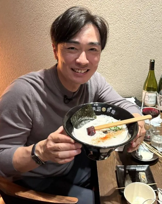 黒い丼で提供されるトリュフ豚骨脂泡RAMEN