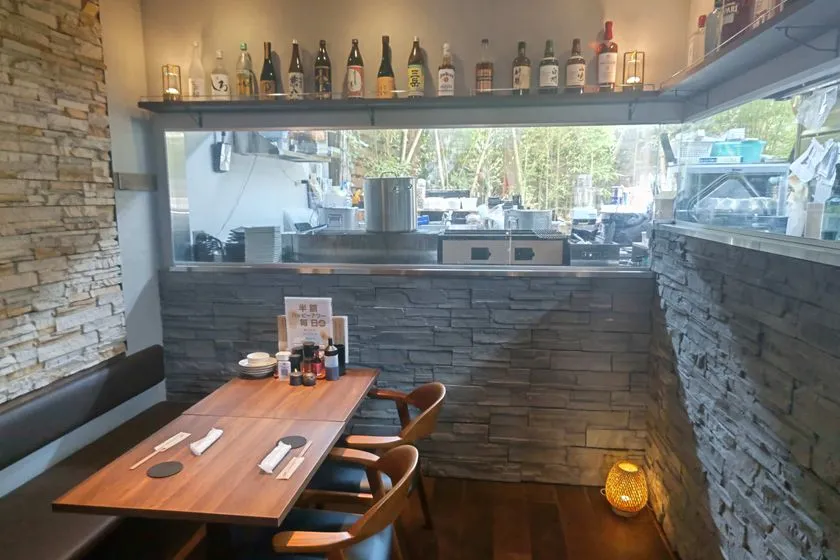 石積み風デザインの店内テーブル席
