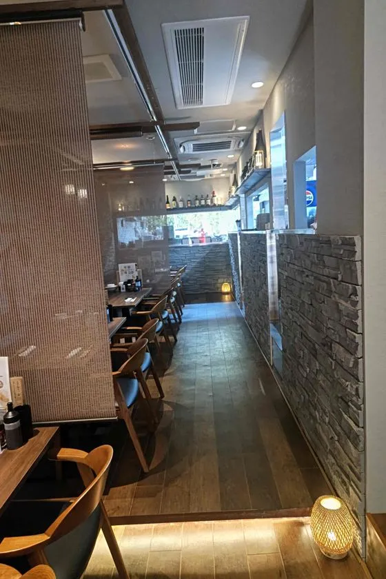 縦長の店内通路と石積み風内装