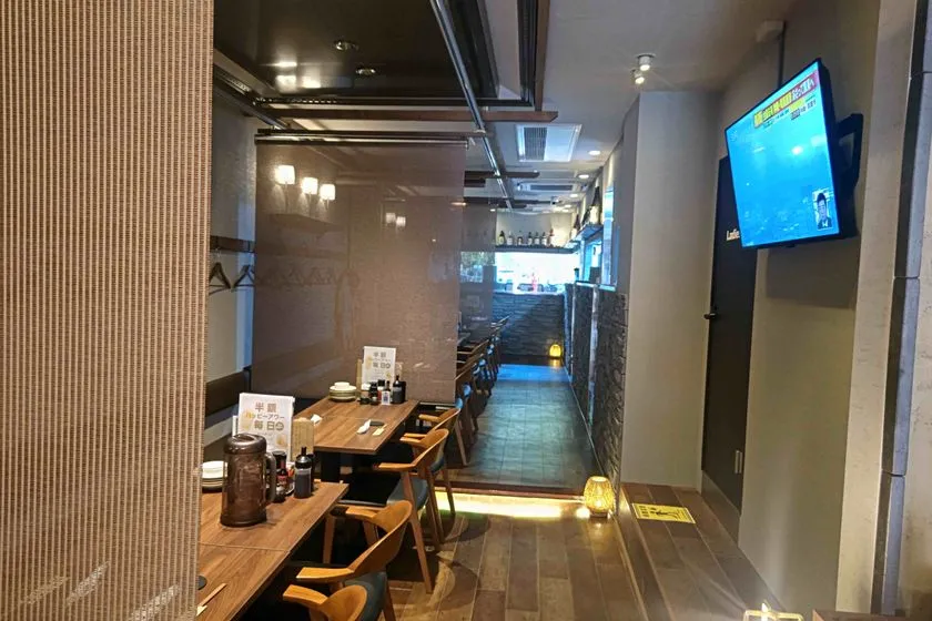 奥行きのある店内とテーブル席