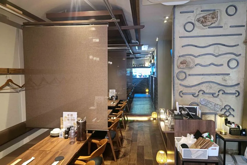 仕切り席と装飾壁のある店内