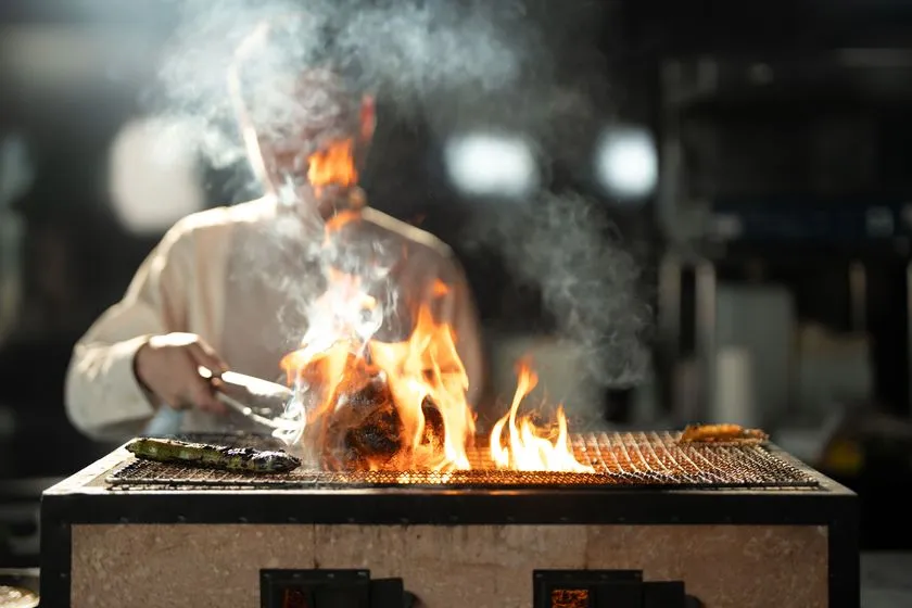 焼き野菜や葉物野菜を盛り付けた料理イメージ