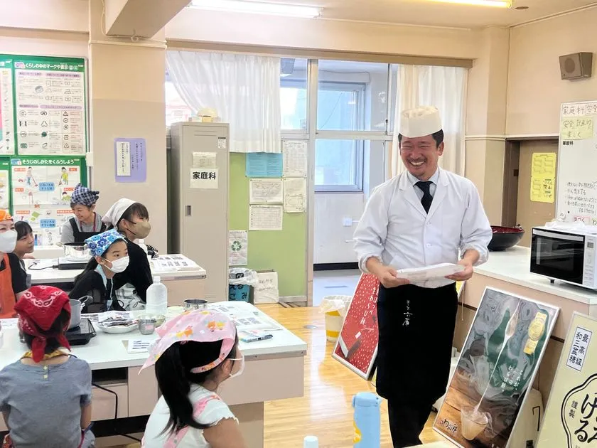 子ども向け和菓子講座の様子