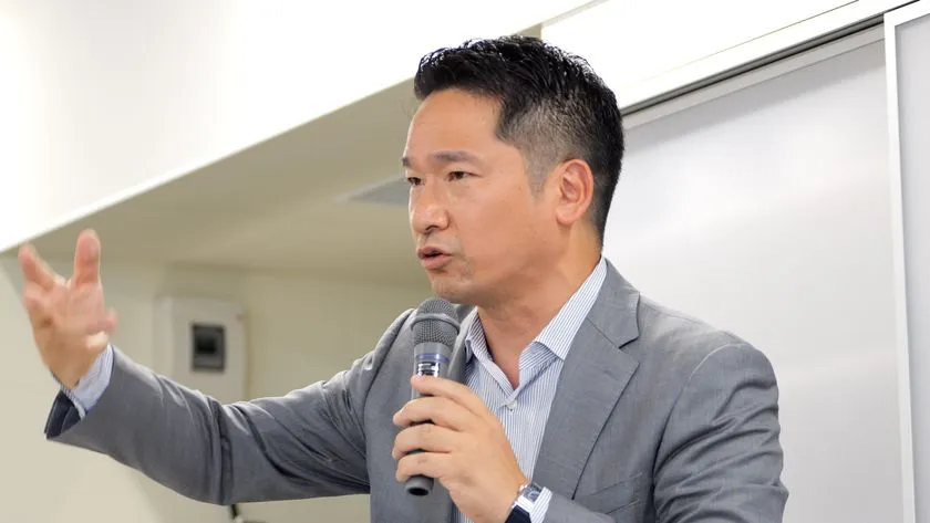 講演する渡辺大河氏