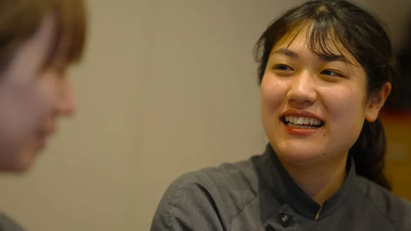 バリアフリービーチにかける思いを楽しそうに話すスタッフ