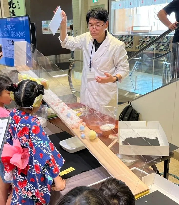 実験を見学する子どもたち