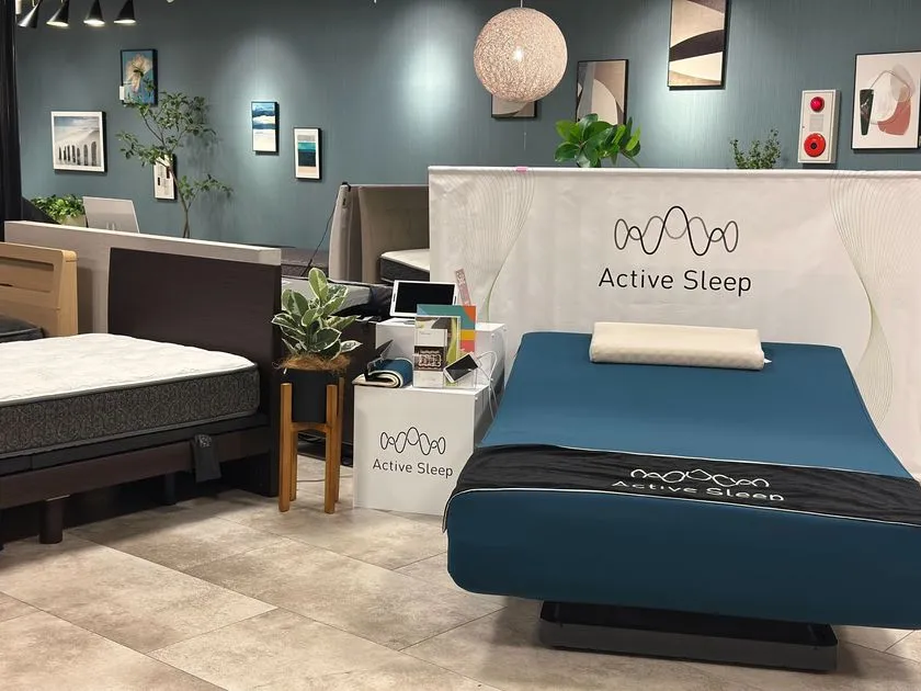Active Sleepのロゴを掲げた電動ベッド展示