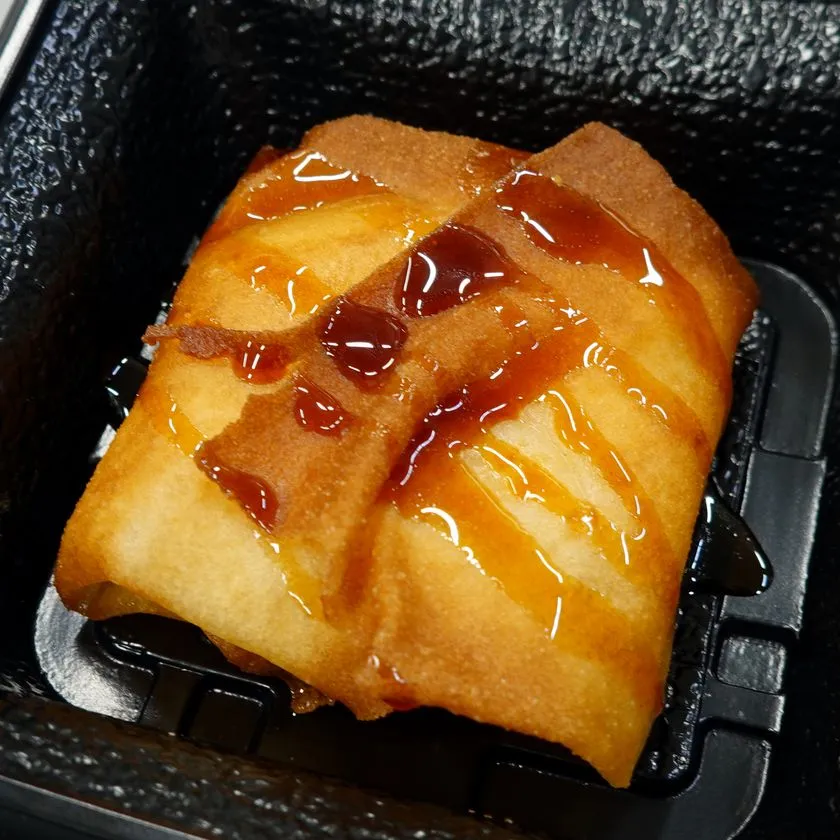 カラメルをかけたプリンフライ