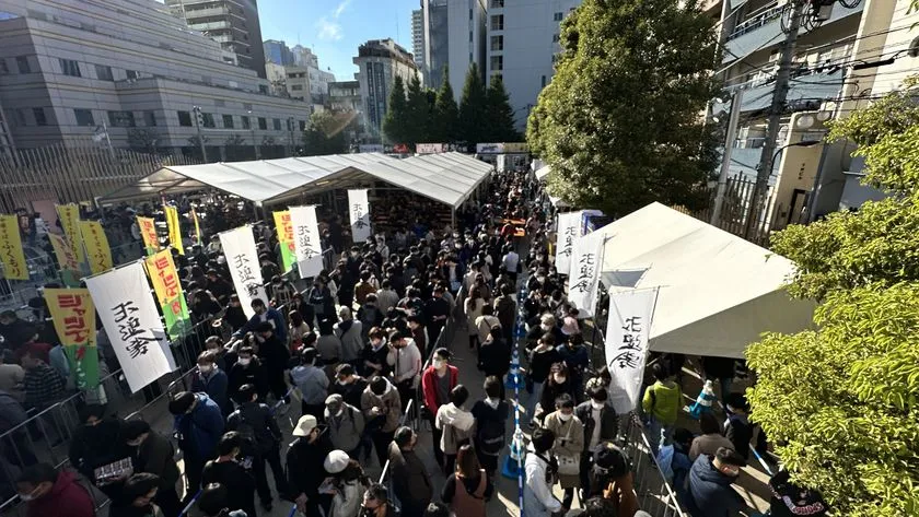 大久保公園に集まる来場者