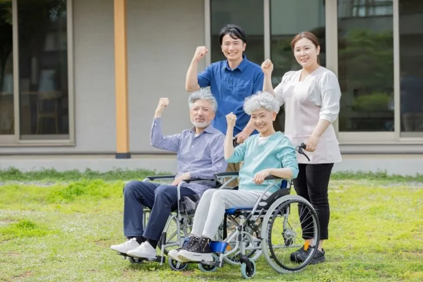 シニアと支援者の屋外イメージ