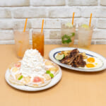 Eggs ’n Things「白桃のパンケーキ／ジャークチキン＆エッグス」