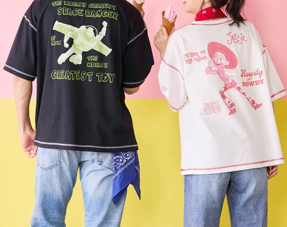配色ステッチプリントTシャツ 「トイ・ストーリー」　着用イメージ　後ろ