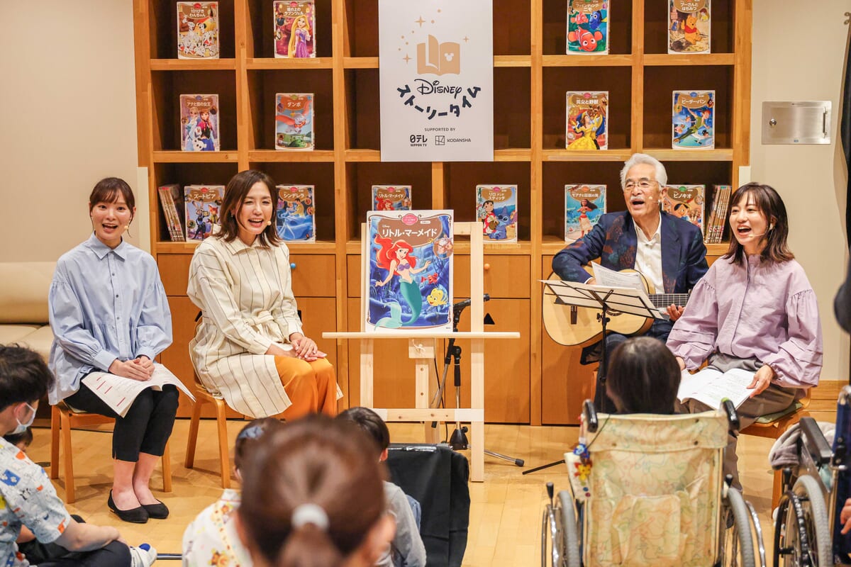 絵本の読み聞かせを行うアナウンサー陣とさとう宗幸さん