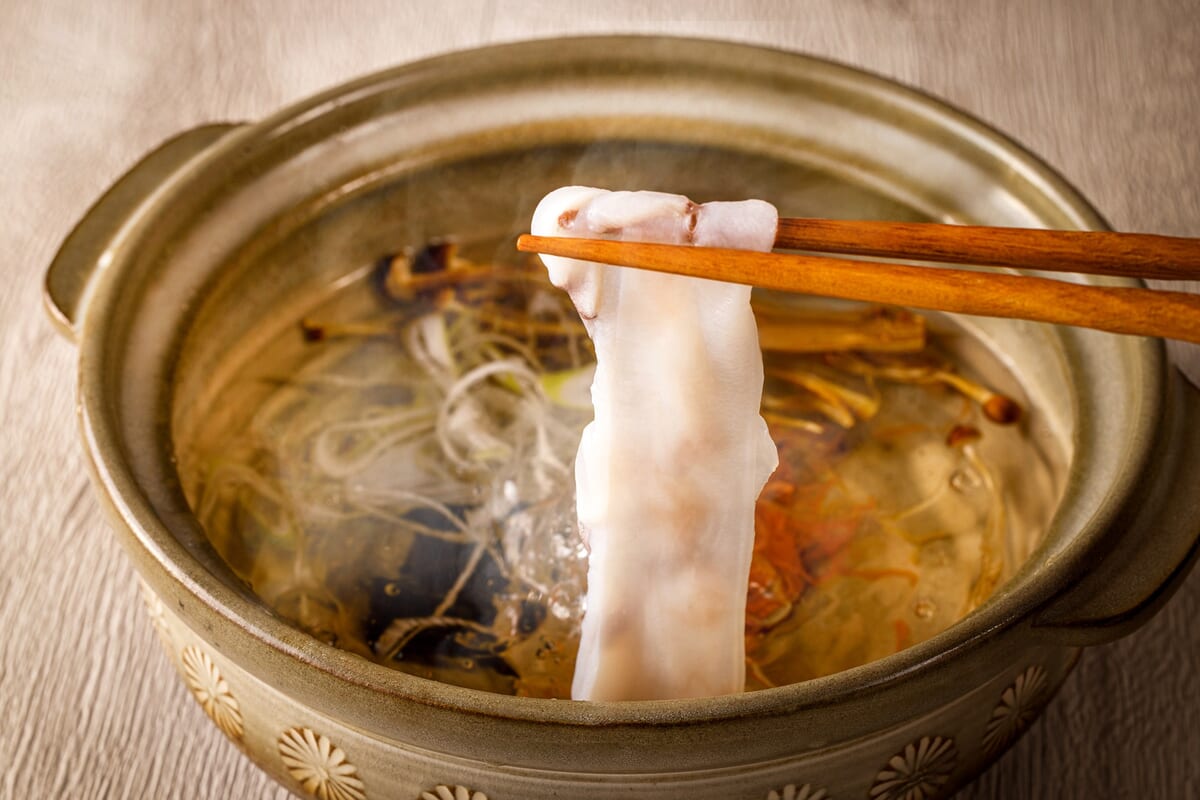 新鮮なたこを熱々の出汁でくぐらせる