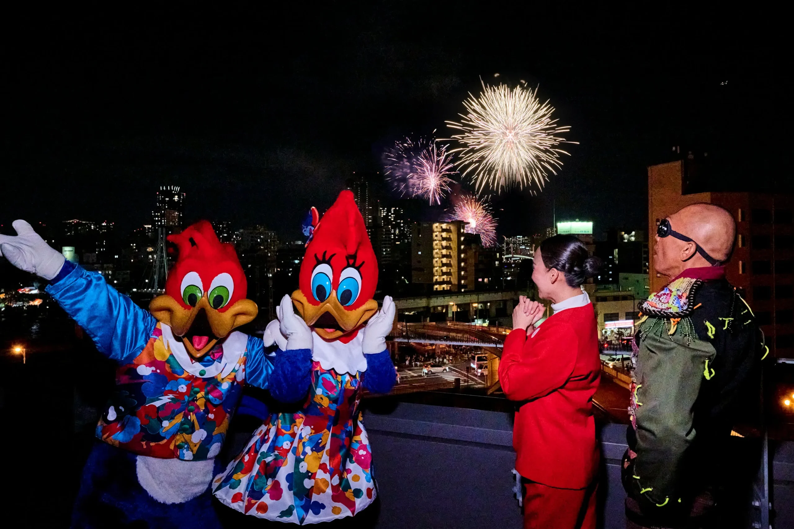 花火を見上げるパークの仲間たち