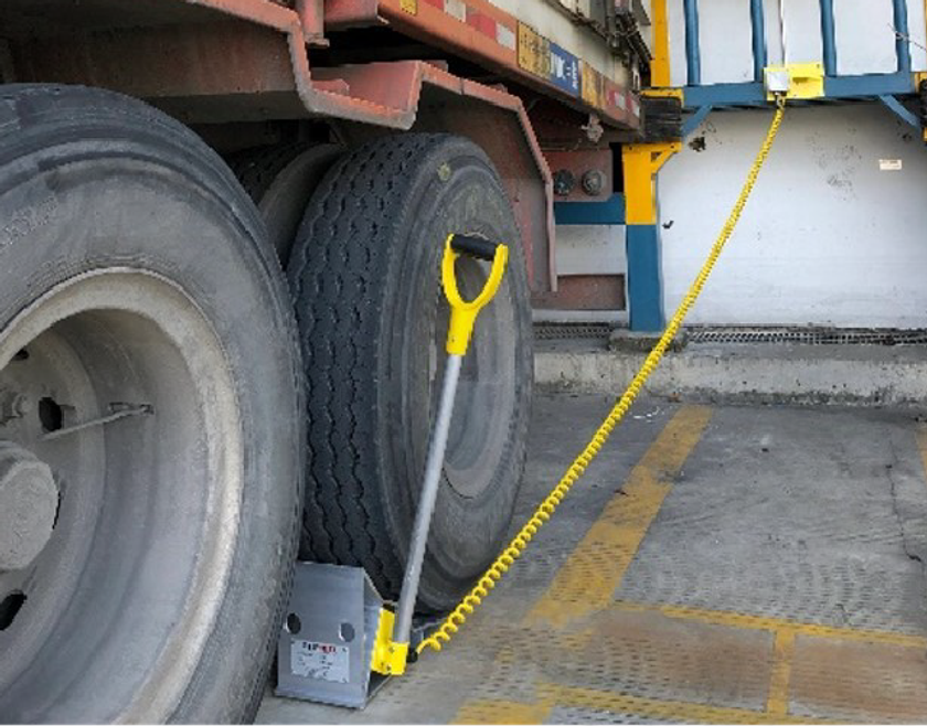大型トラックの車輪に取り付けられた赤いRHロゴ入りの半自動タイプのホイールロック