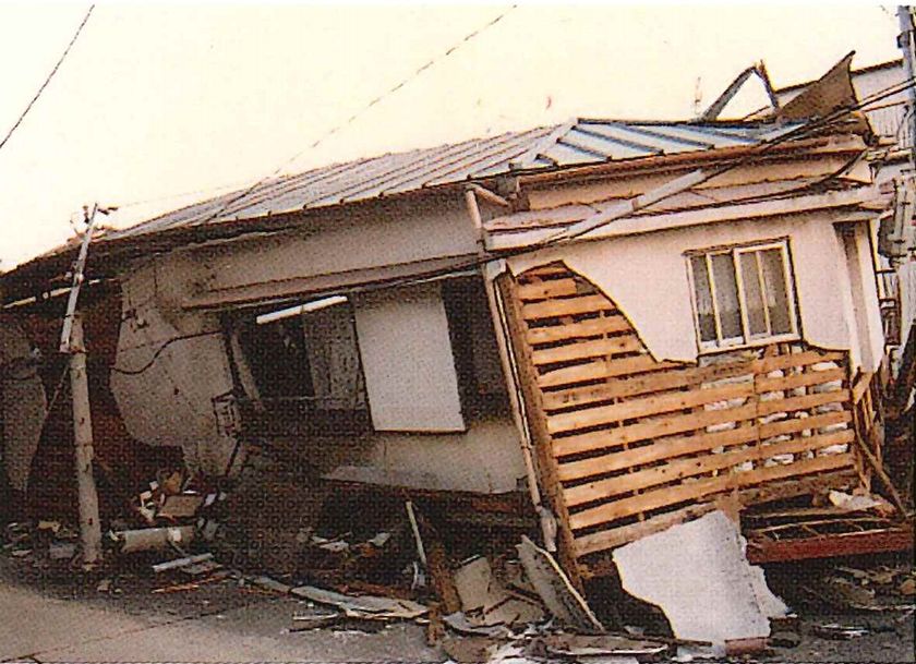 地震で1階部分が押しつぶされ倒壊した古い木造家屋の様子