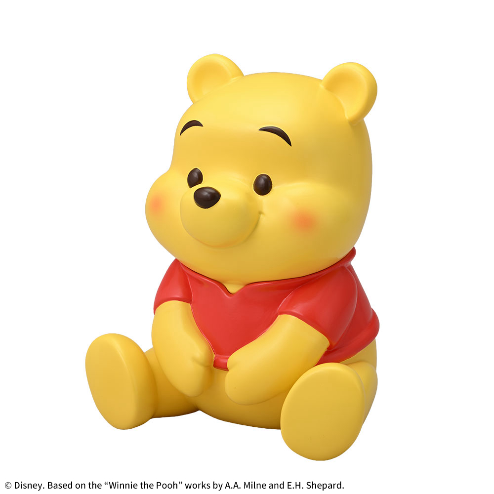 セガプライズ ディズニー『くまのプーさん』　赤いほっぺ　プラチナムザッカソフビ貯金箱（ななめ）