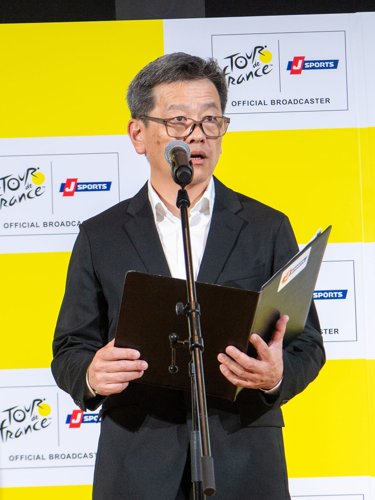 主催者挨拶に立つJ SPORTSの宇都宮慎二氏