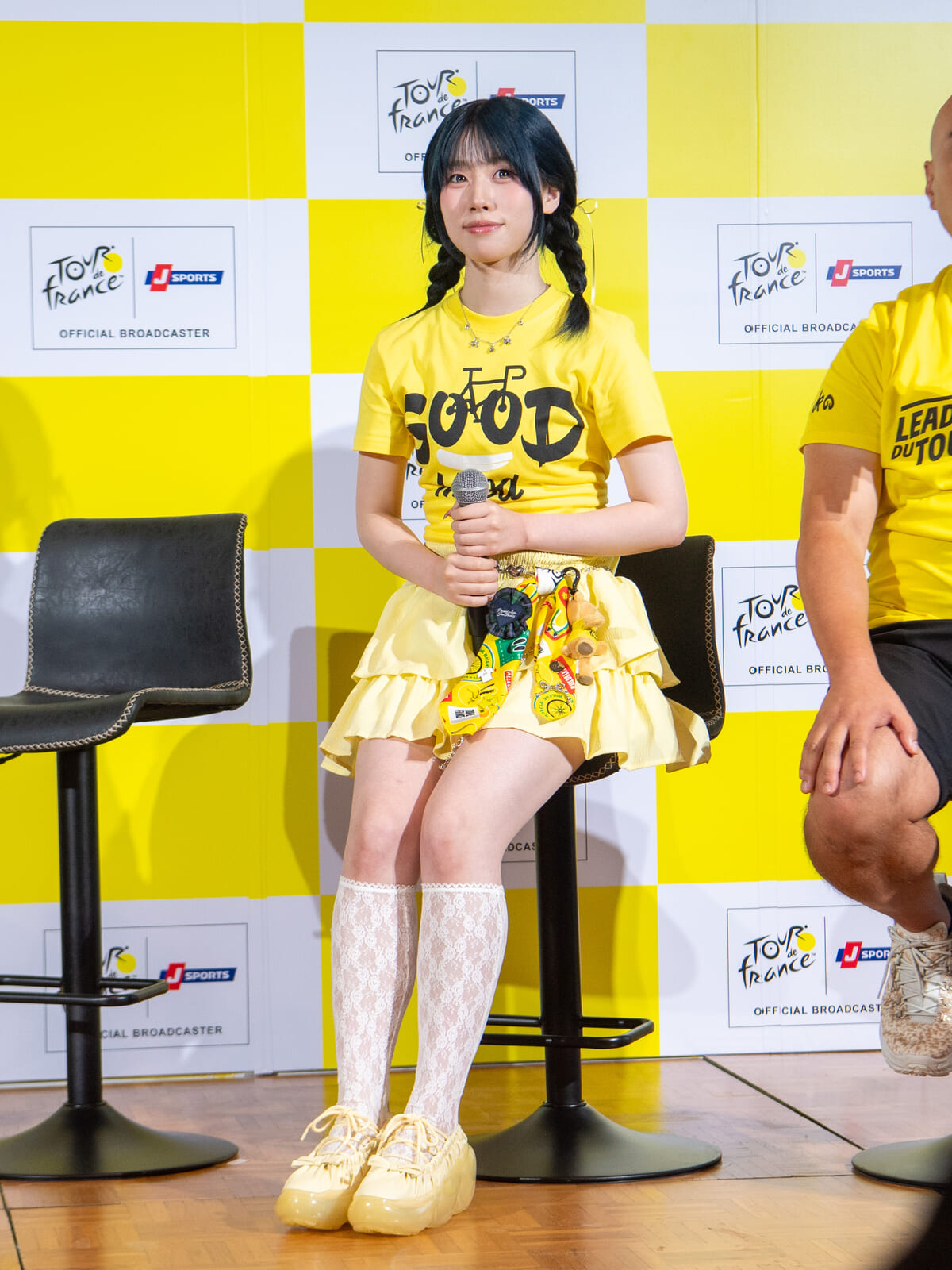 視聴者へメッセージを送るME:IのAYANEさん