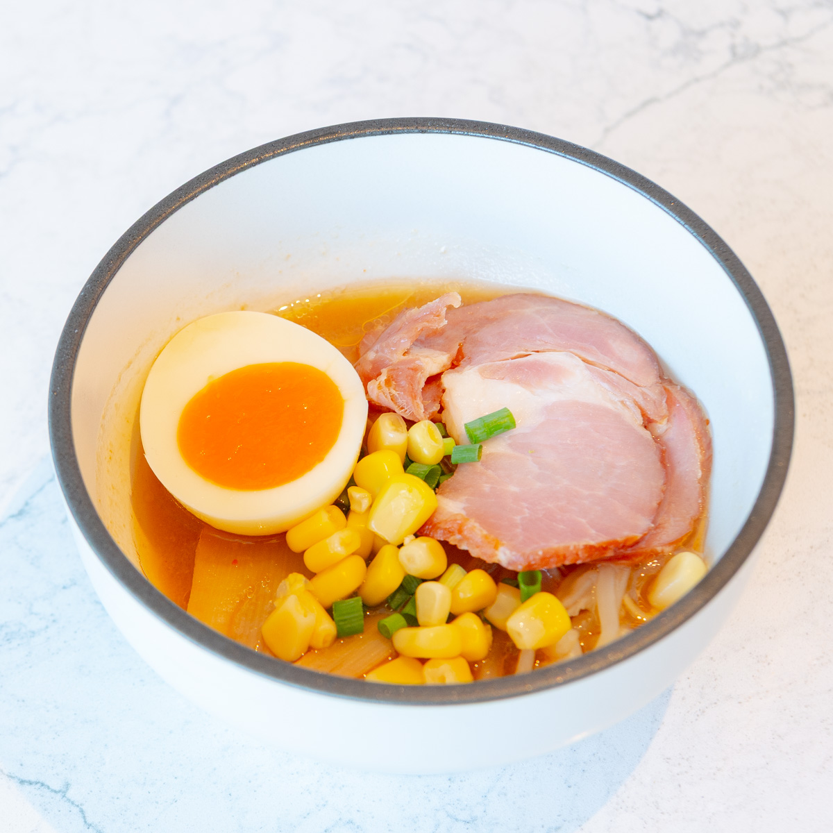 チャーシューや味玉をのせた麺料理