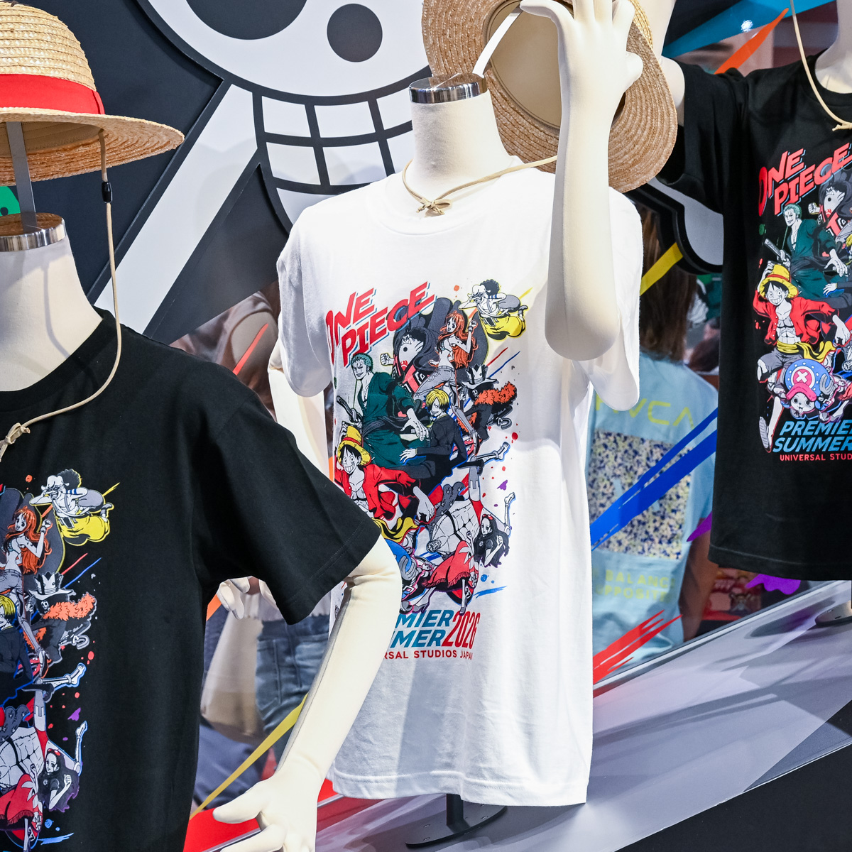 同じプリントを白いボディに乗せたTシャツ