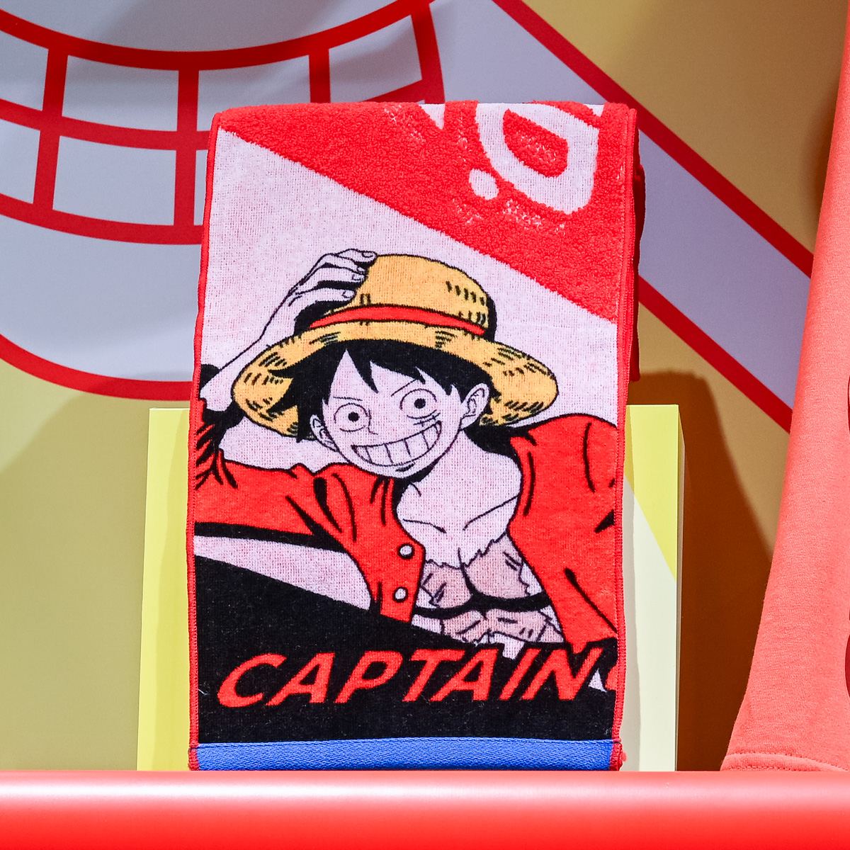 CAPTAINの文字が入ったルフィ柄のフェイスタオル