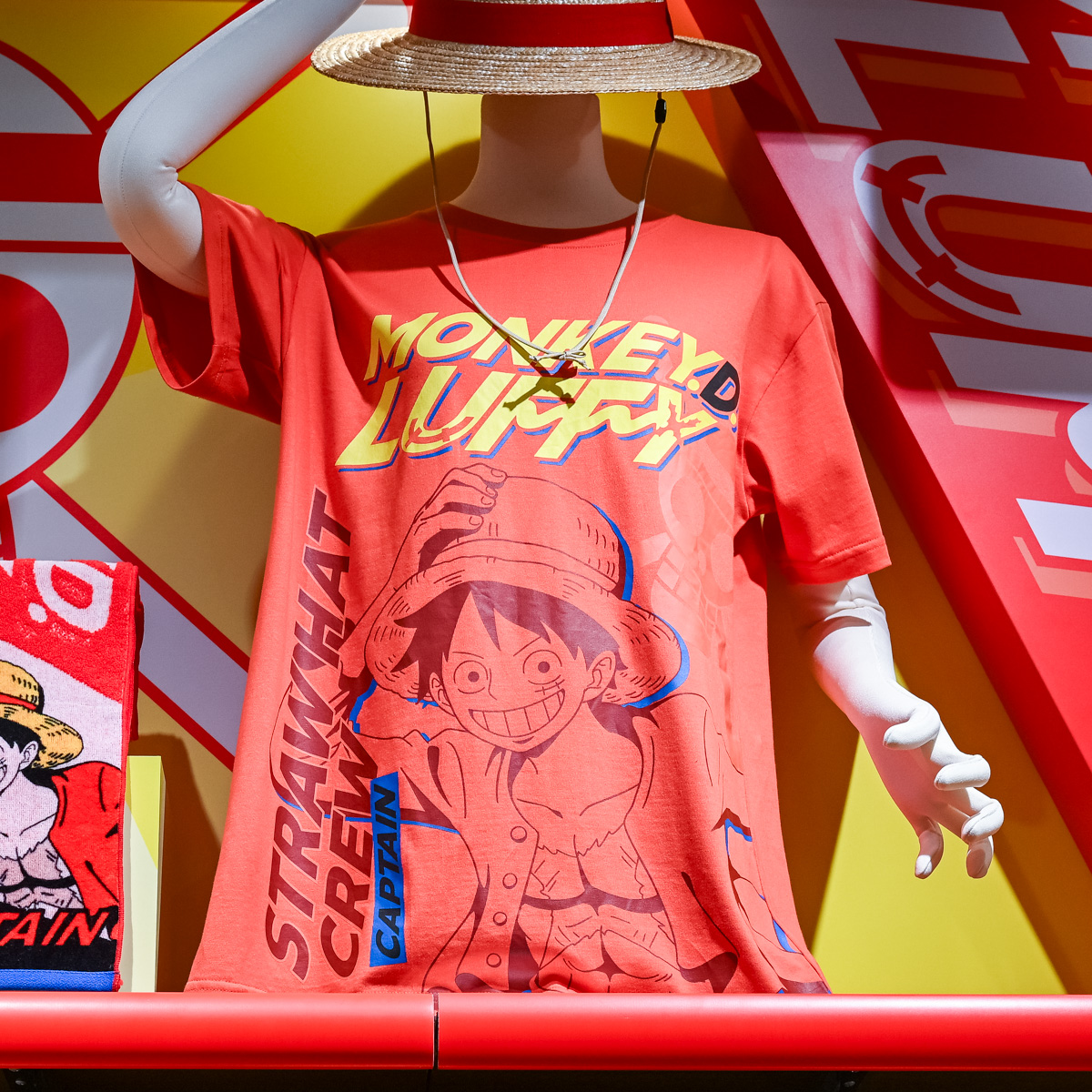 MONKEY.D.LUFFYとCAPTAINの文字が入ったTシャツ