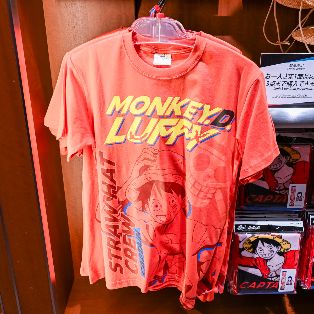 コーラル色のルフィ柄Tシャツ