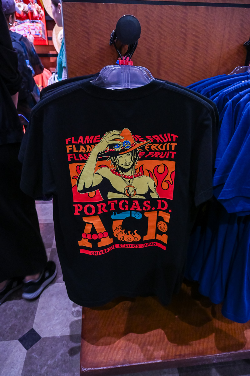 背面にFLAME-FLAME FRUITの文字が入った黒いTシャツ