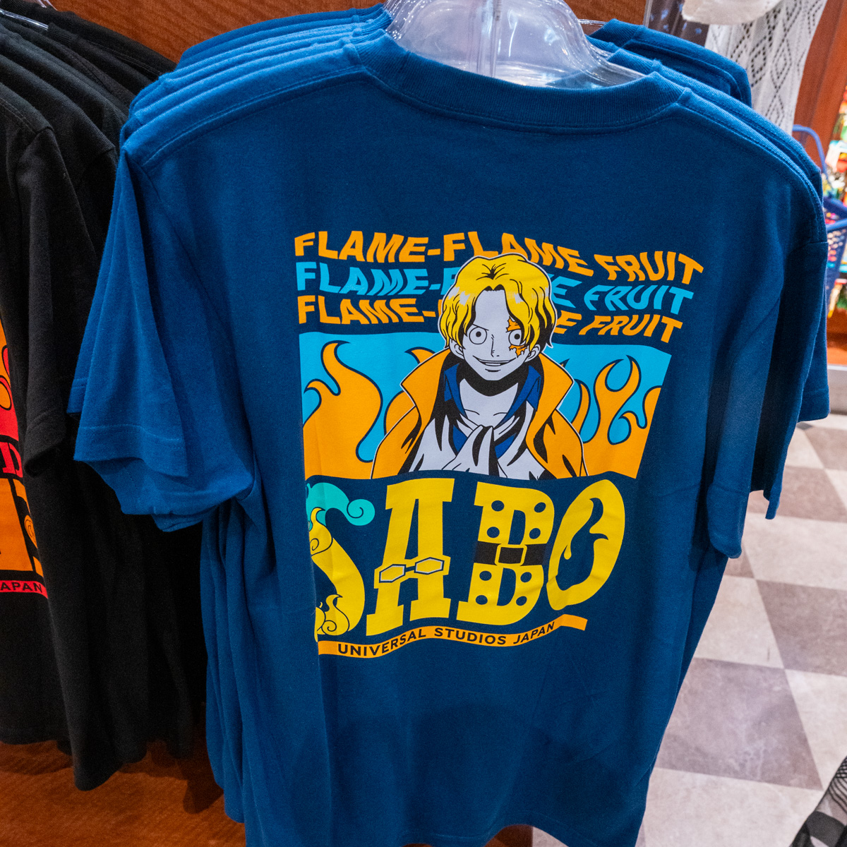 エースと対になる青いTシャツ