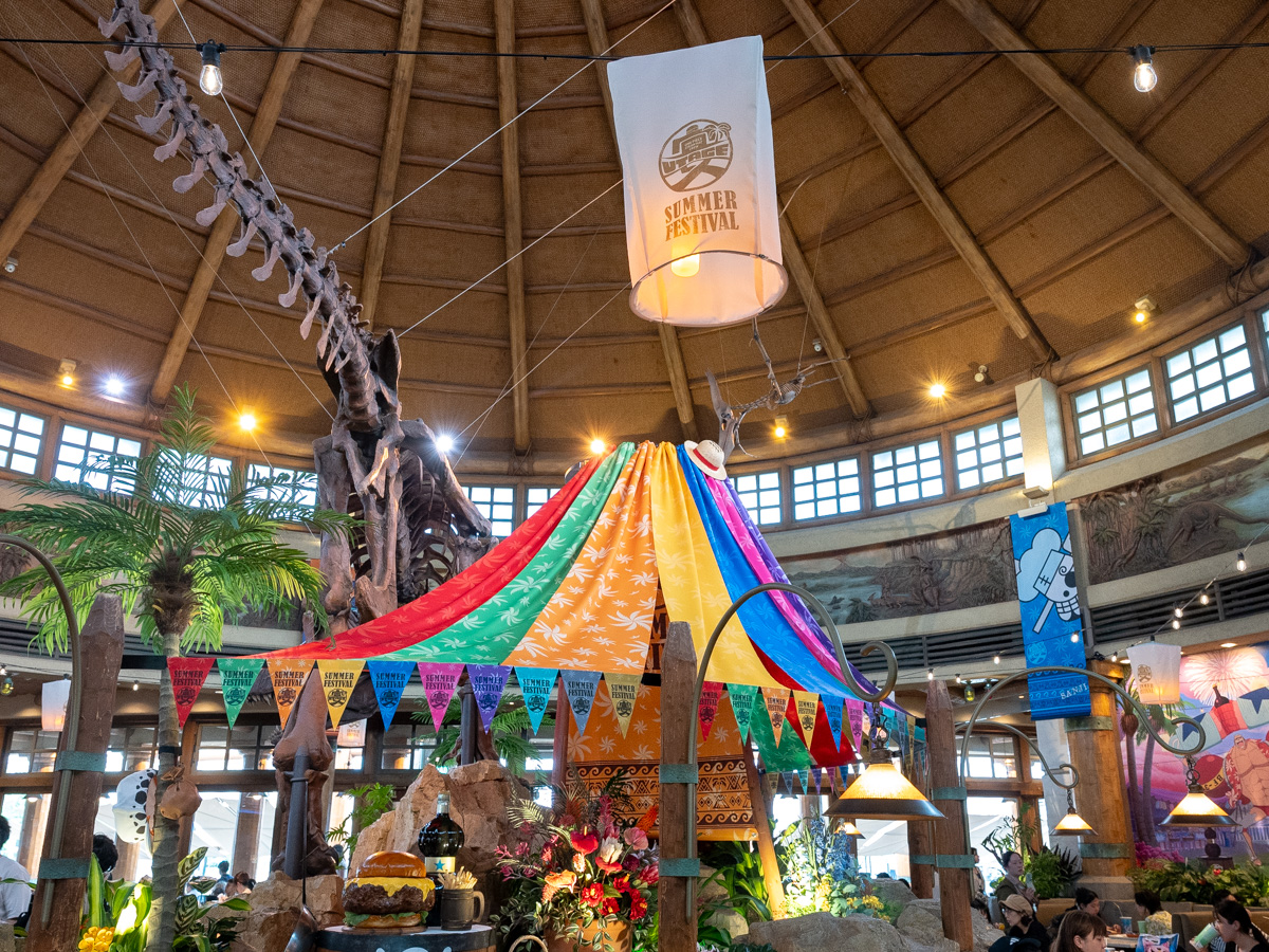 ドーム天井の恐竜の全身骨格と5色の傘状装飾、SUMMER FESTIVALの提灯
