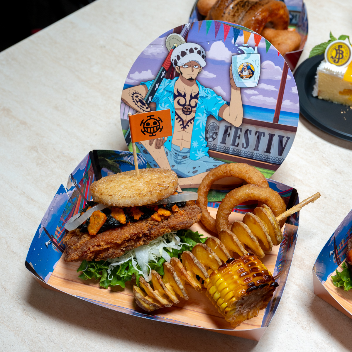 米を焼き固めたバンズとオレンジの旗が立つライスバーガーセット