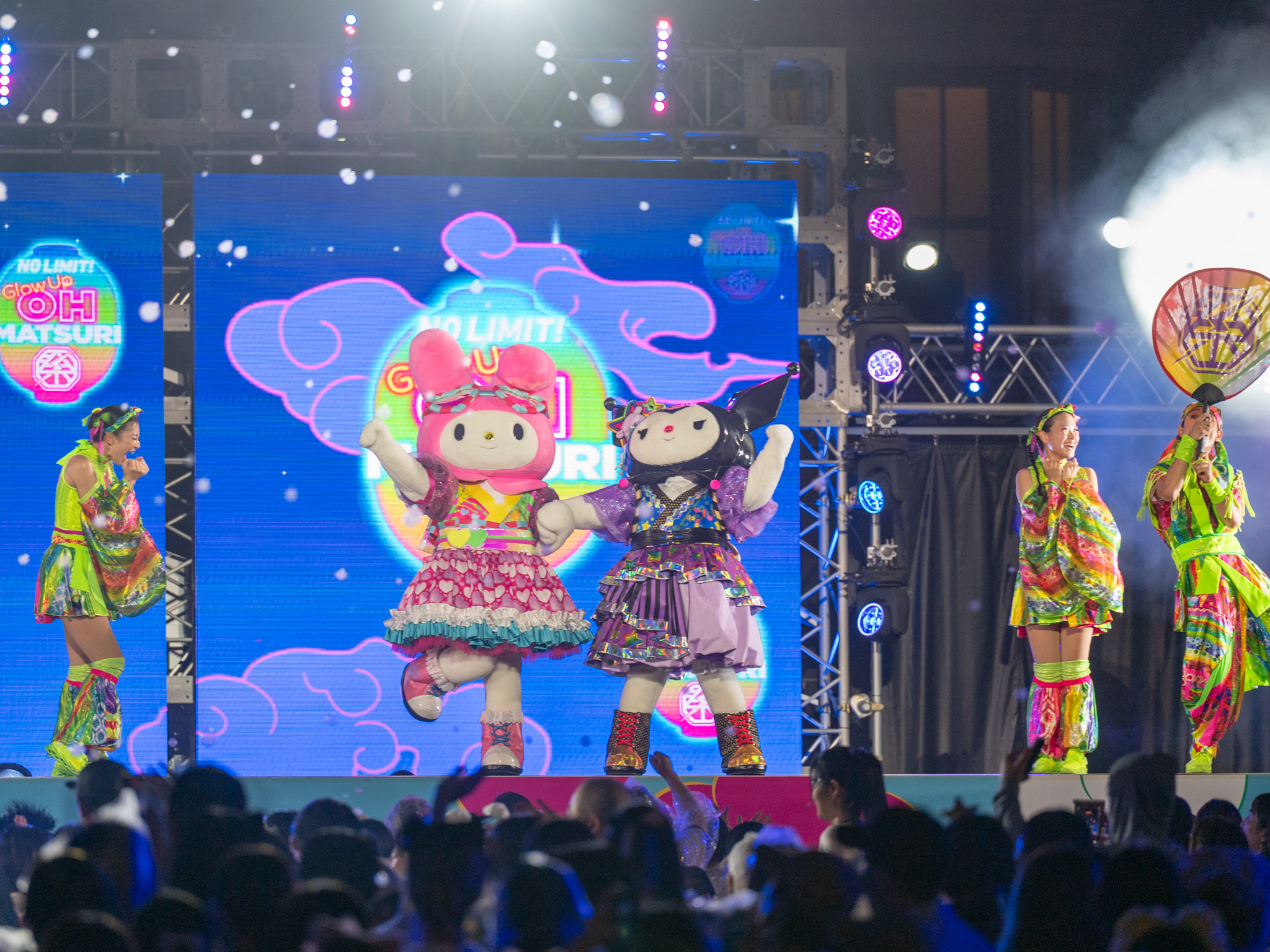 Glow Up OH MATSURIと書かれた大団扇を掲げる出演者