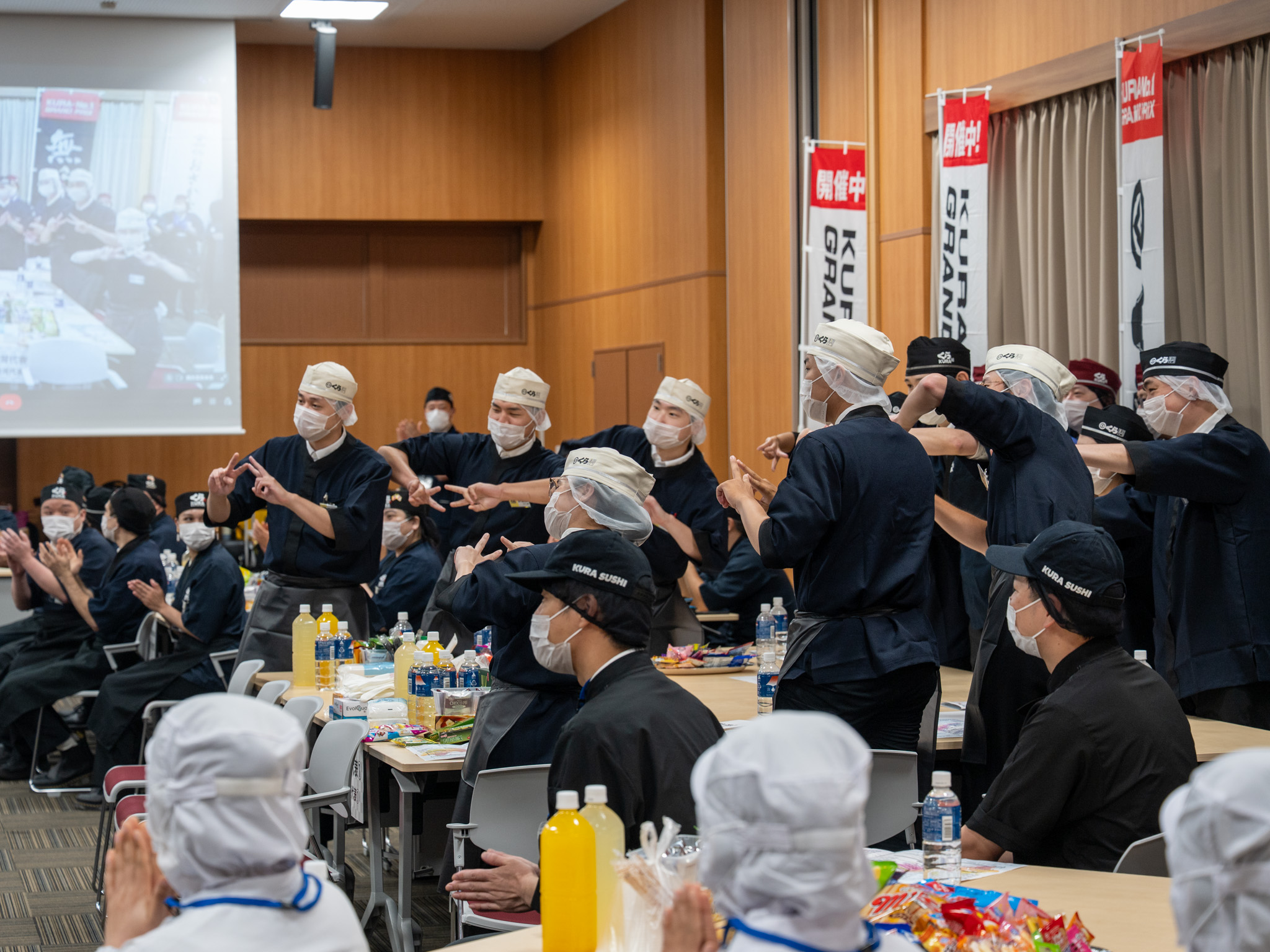 チーム紹介に沸く会場の出場者たち