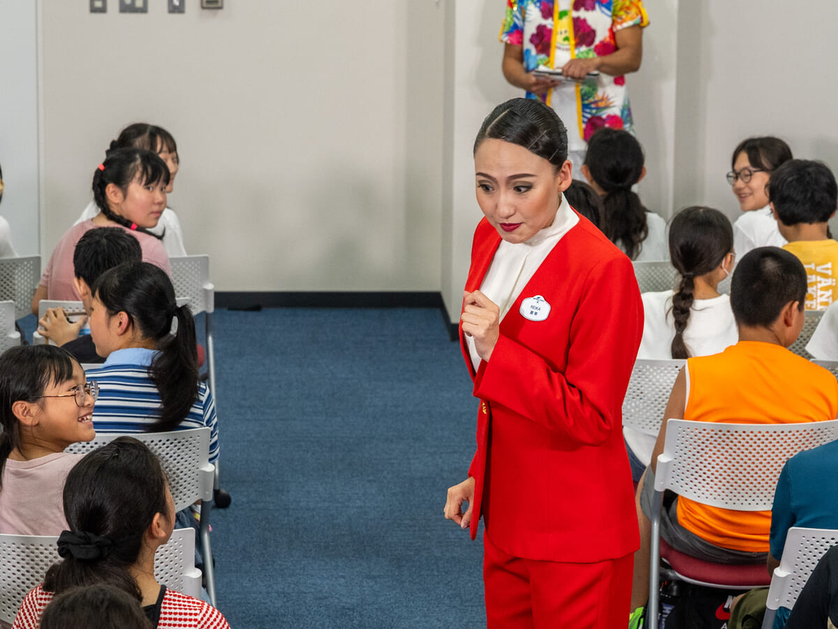 「綾小路麗華」が子どもたちの近くで語りかける様子