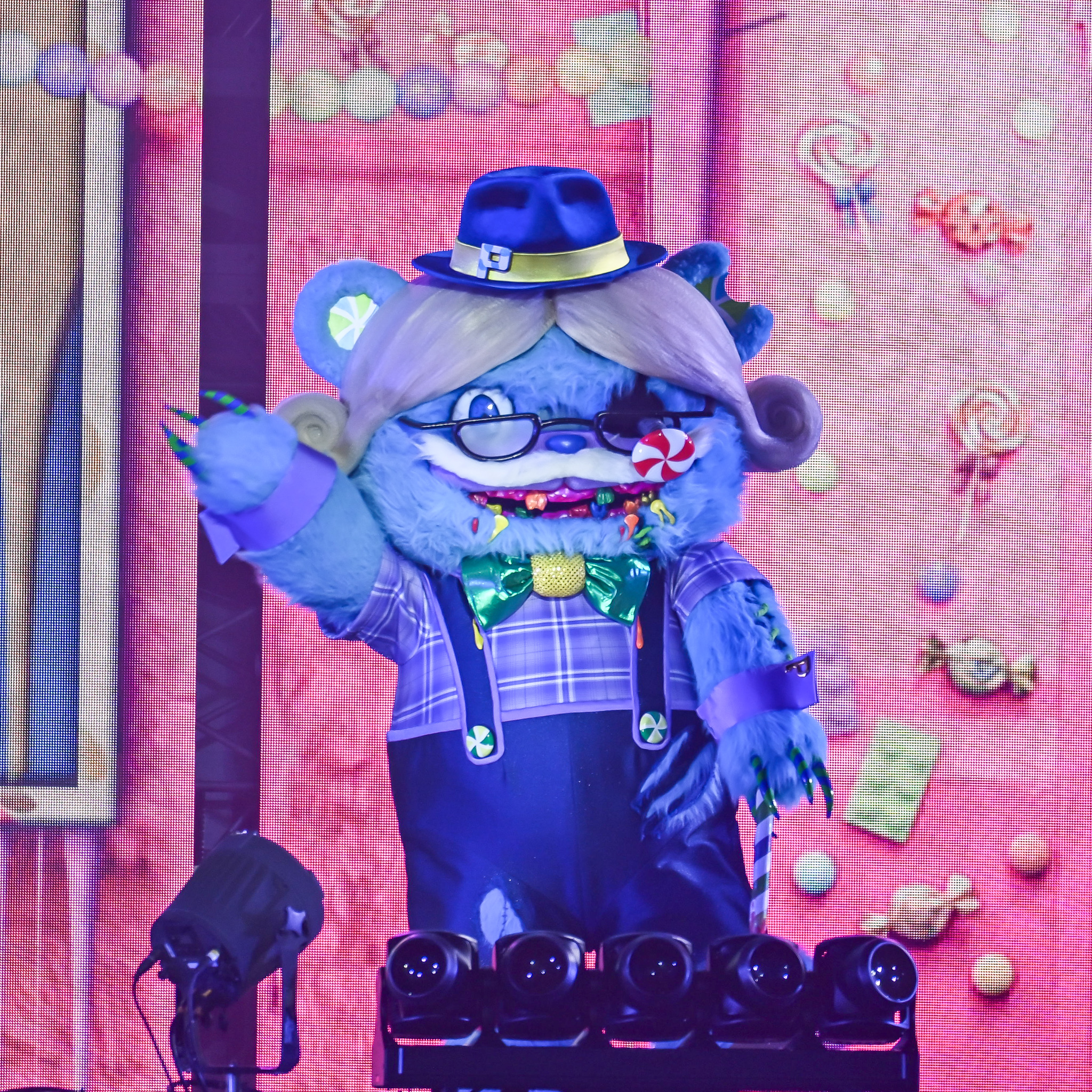 帽子と眼鏡を着けた青紫色のキャラクター