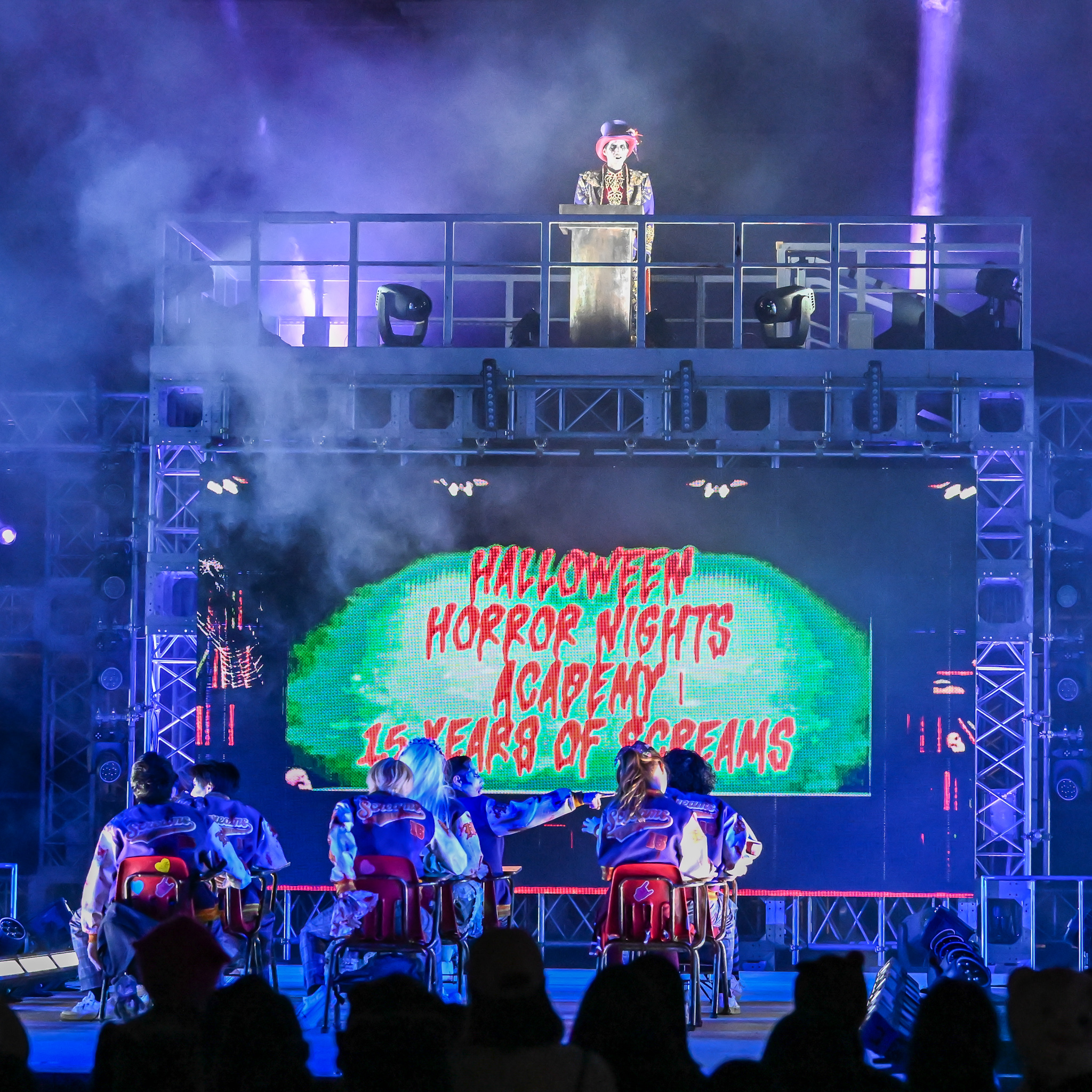 HALLOWEEN HORROR NIGHTS ACADEMY 15 YEARS OF SCREAMSの文字を映すステージ