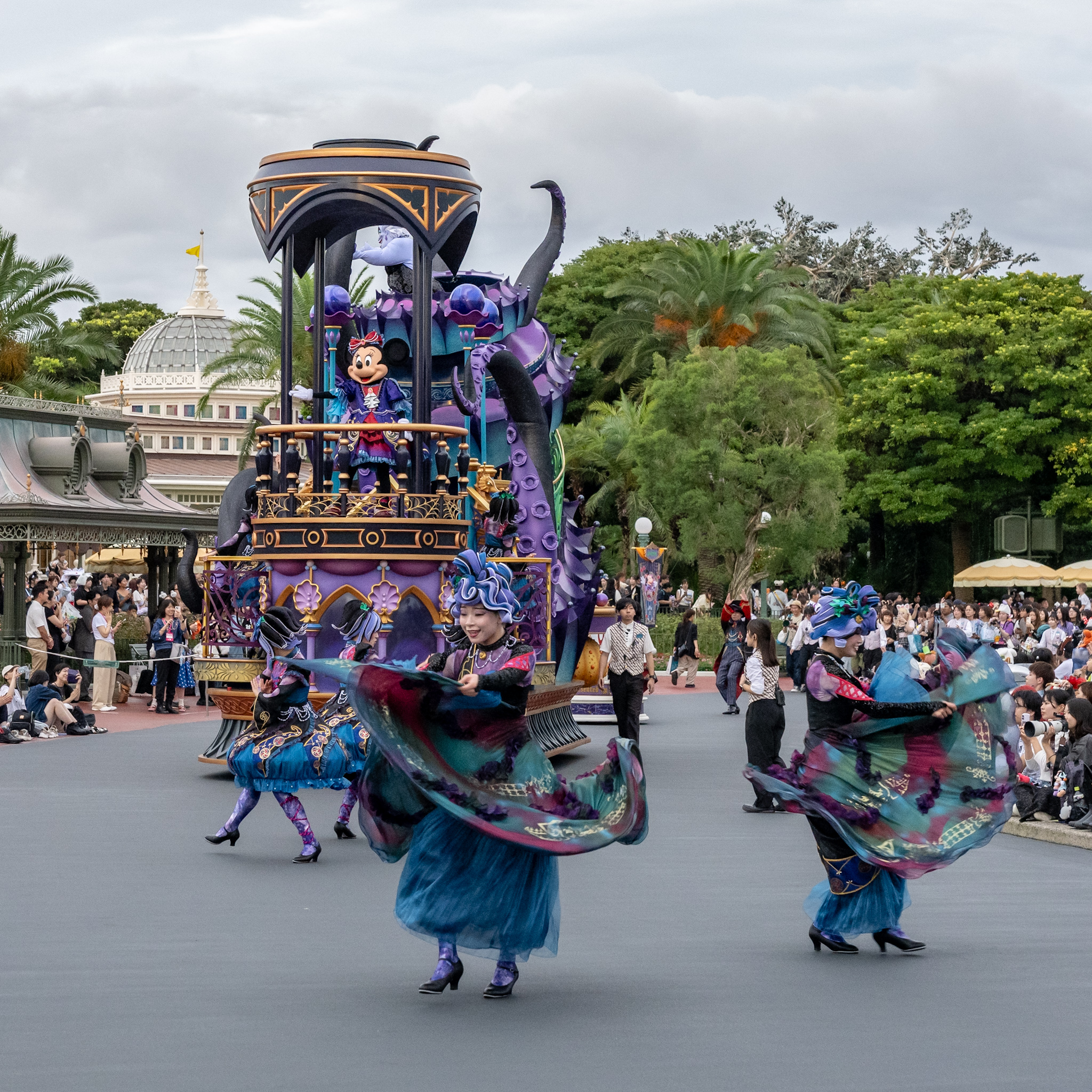 ミニーマウスとダンサーが進むアースラのフロート