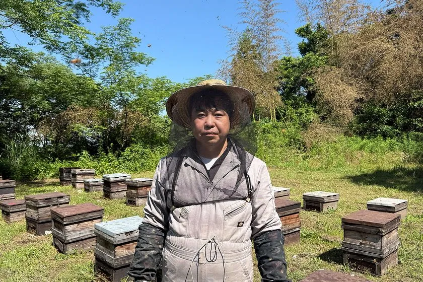 養蜂場に立つ作り手