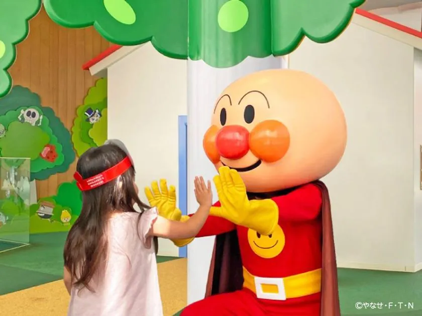 アンパンマンと子どものハイタッチ
