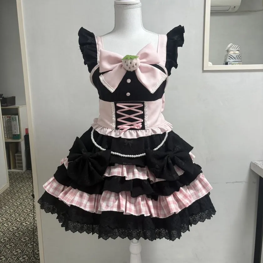 黒×ピンクのいちごリボン衣装