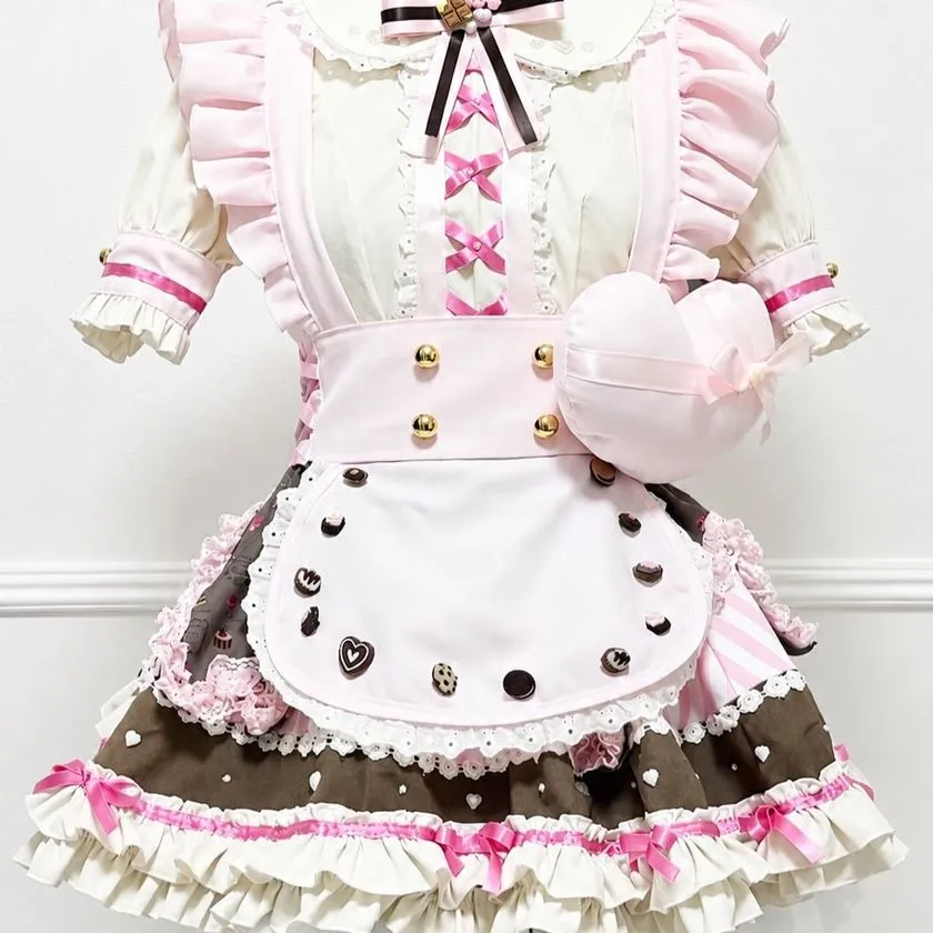 ピンク×ブラウンのメイド風制服