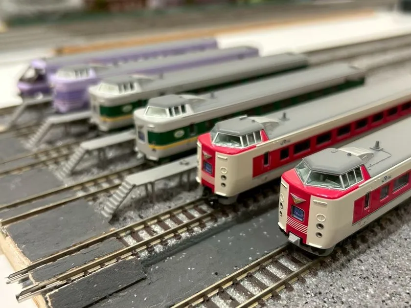 模型列車が並ぶ鉄道ジオラマ